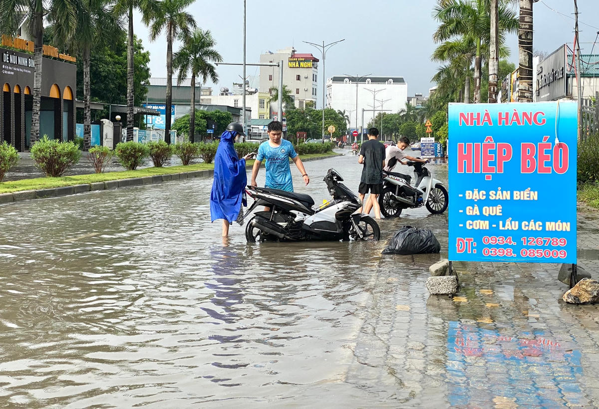 Một số người lại phải chấp nhận việc chết máy xe là điều không thể tránh khỏi...