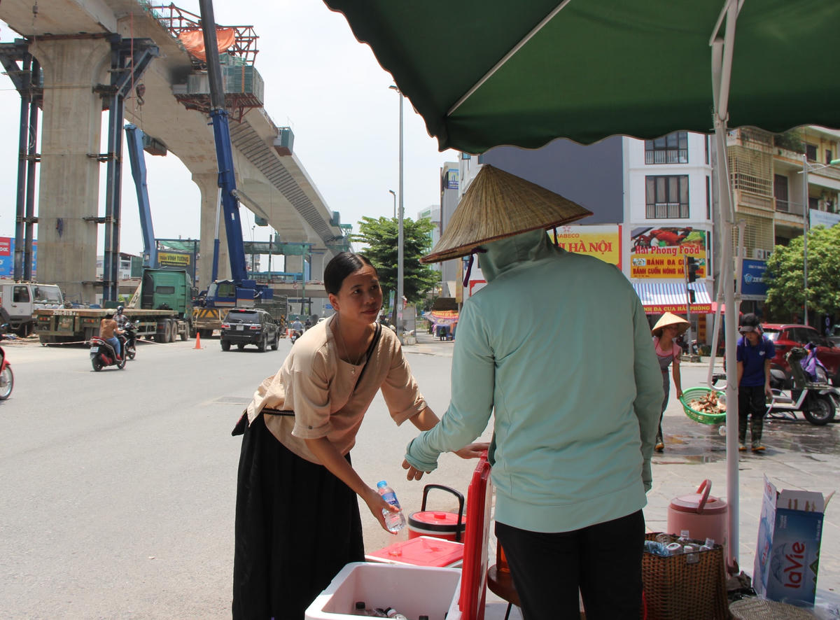 Trạm nước miễn phí phục vụ người lao động giữa thời tiết nắng nóng