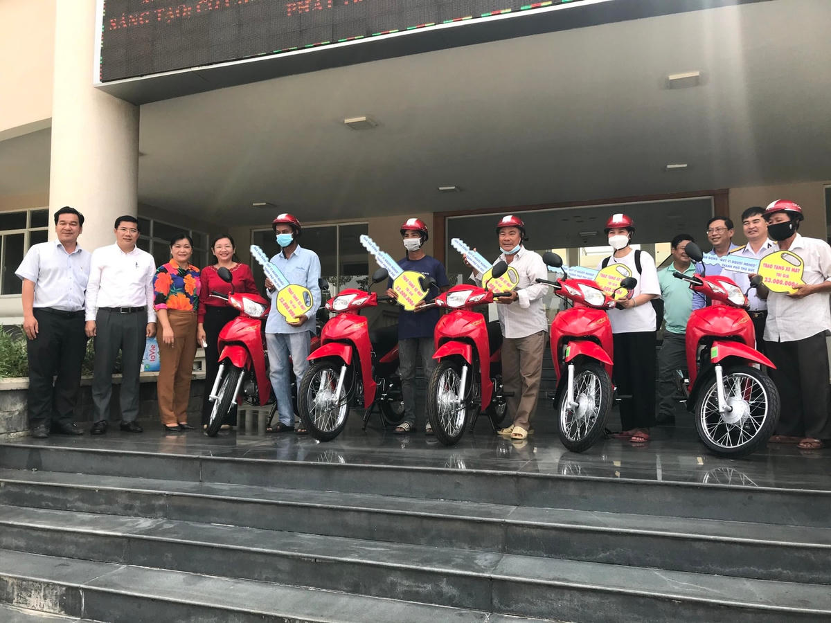 Đại diện Ủy ban MTTQ TP Thủ Đức trao phương tiện sinh kế cho người dân.