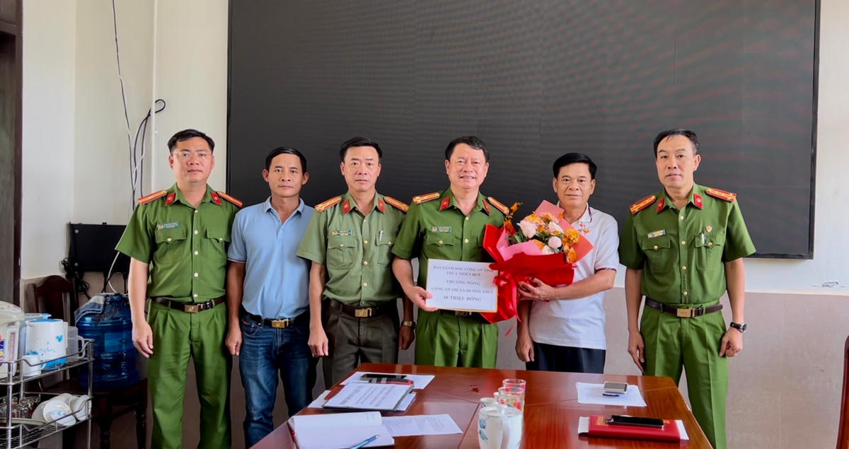 Lãnh đạo Công an tỉnh Thừa Thiên - Huế khen thưởng Công an thị xã Hương Thuỷ.