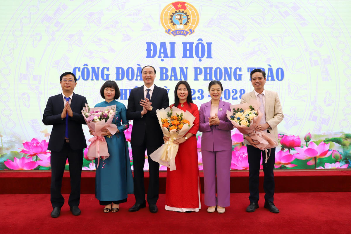 Phó Chủ tịch Trương Thị Ngọc Ánh, Phó Chủ tịch Phùng Khánh Tài tặng hoa chúc mừng Ban Chấp hành Công đoàn Ban Phong trào nhiệm kỳ mới.