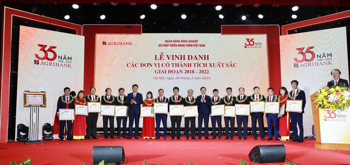 Agribank vinh danh các đơn vị có thành tích tiêu biểu xuất sắc giai đoạn 2018-2022 .