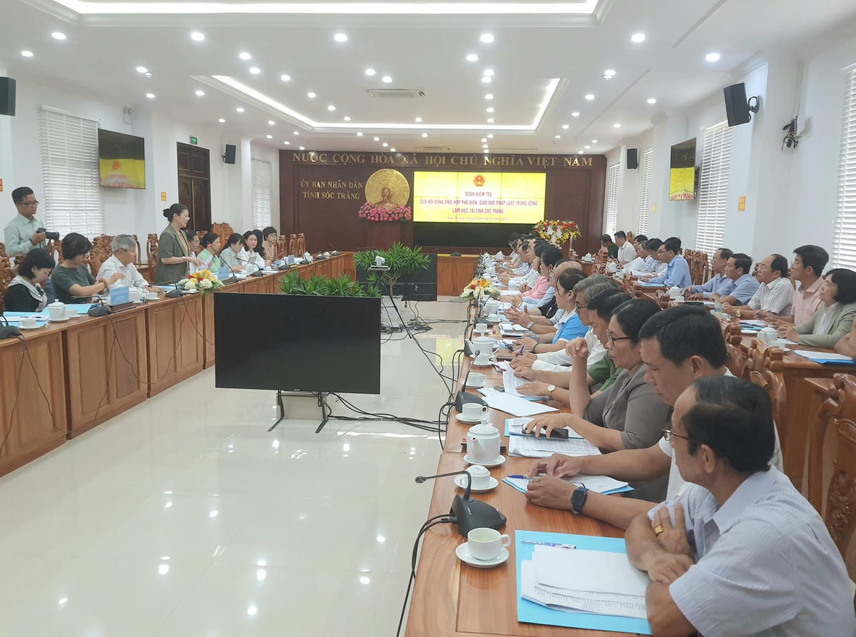 Quang cảnh buổi làm việc.