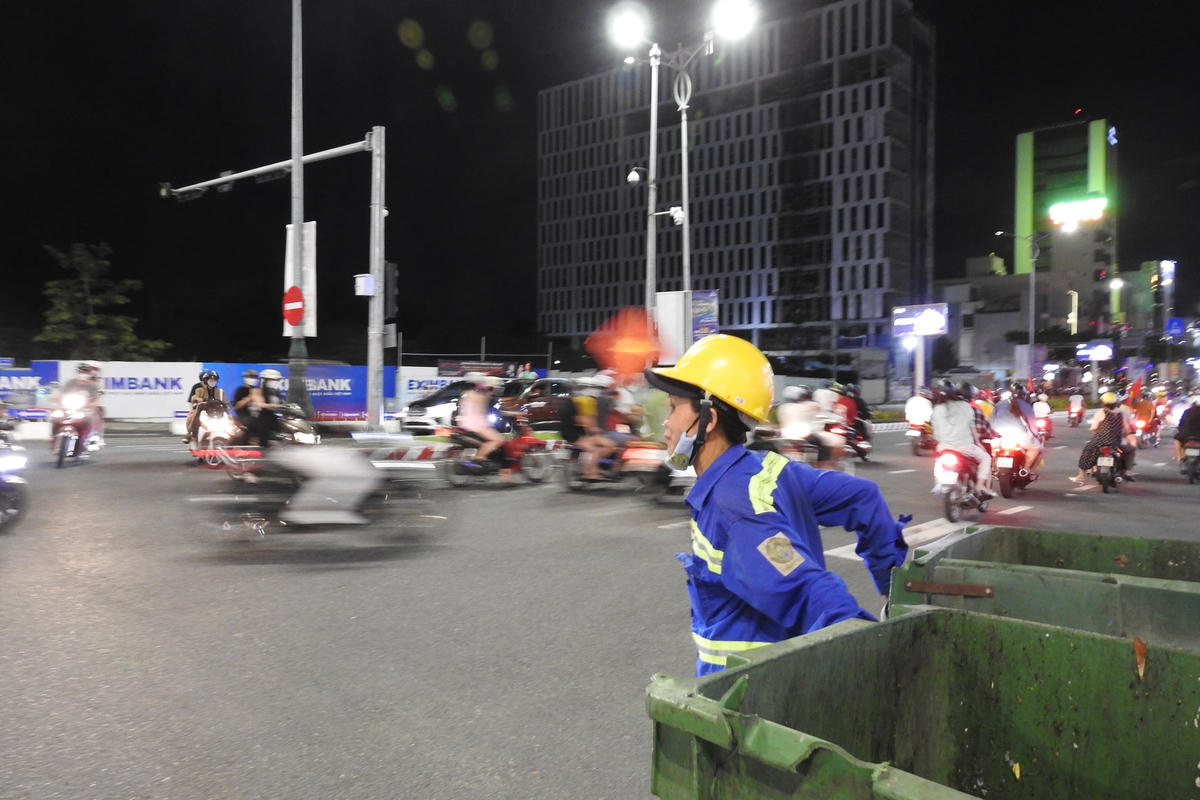Mọi hoạt động diễn ra bình thường trên đường phố Đà Nẵng trong "đêm bão" 22/5. Ảnh: Thanh Tùng.