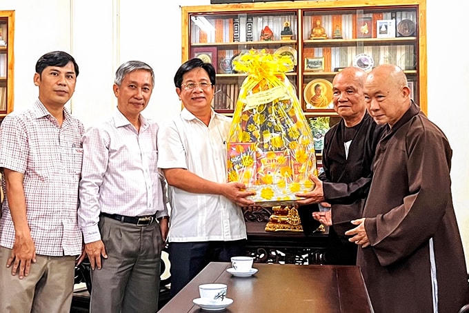 Thăm, chúc mừng Ban Trị sự Giáo hội Phật giáo Việt Nam tỉnh Khánh Hòa. 