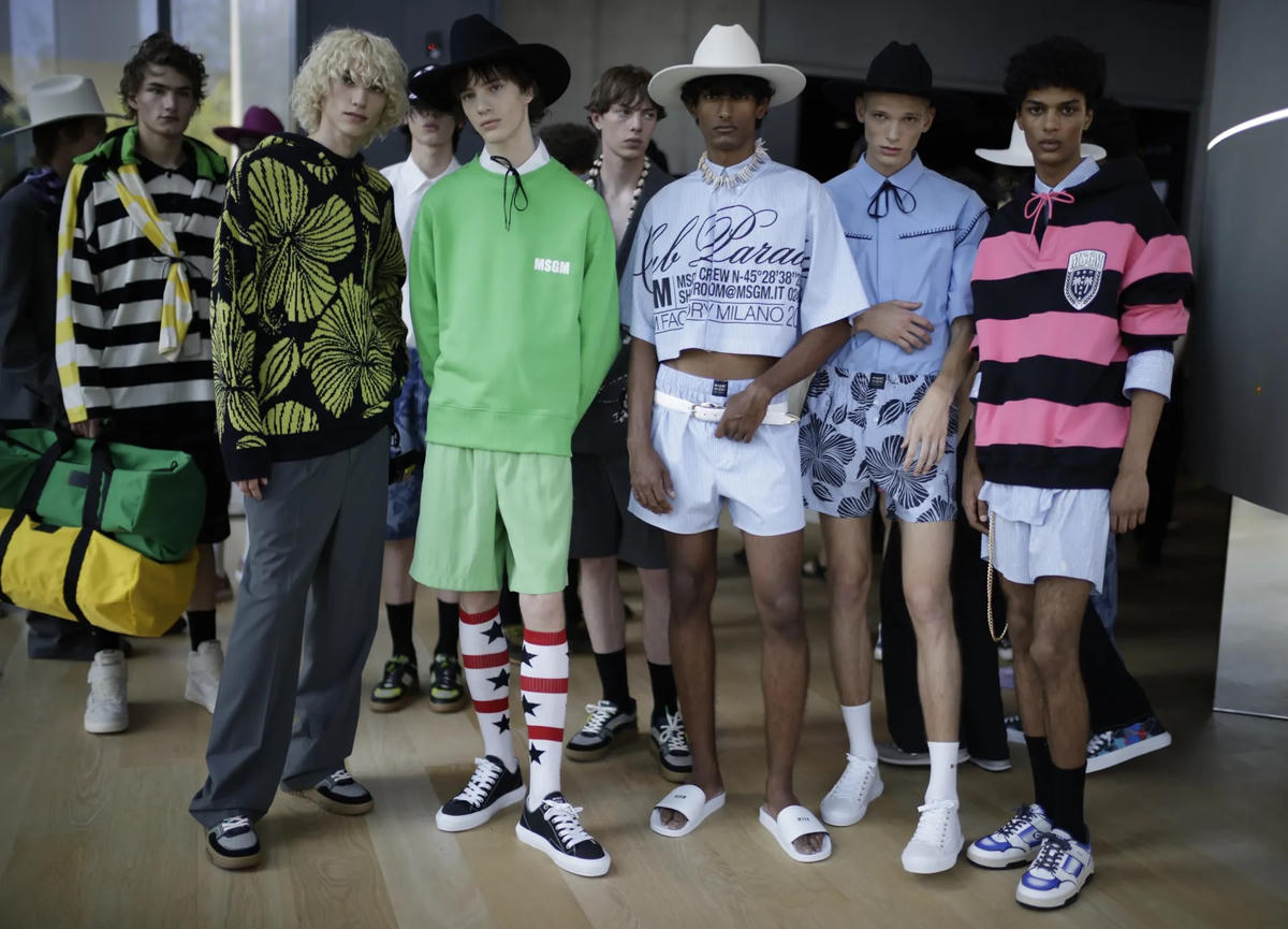 Nhà mốt MSGM - Lấy cảm hứng từ hệ động - thực vật, hoa râm bụt và... cá sấu, MSGM hướng con mắt của giới điệu mộ đến một bãi biển nhiệt đới đầy vui tươi. BST lần này hội tụ đầy đủ năng lượng của một nhóc tỳ MSGM: tham vọng, vô tư, lạc quan và nhiệt huyết. 