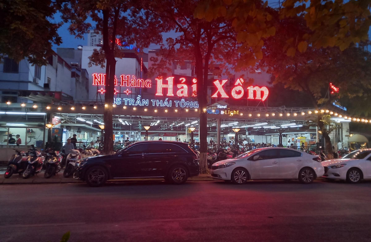  Lòng đường, vỉa hè trước Nhà hàng Hải Xồm (số 45 Trần Thái Tông, Dịch Vọng, Cầu Giấy, Hà Nội) bị chiếm dụng để đỗ xe.
