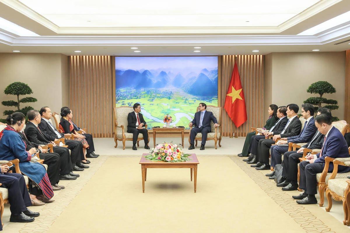 Chủ tịch Ủy ban Trung ương Mặt trận Lào xây dựng đất nước thông báo với Thủ tướng Chính phủ về các hoạt động và kết quả chuyến thăm Việt Nam lần này. Ảnh: Quang Vinh.