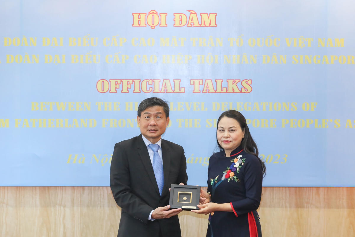 Ông Jimmy Toh Yong Leng tặng quà lưu niệm cho UBTƯ MTTQ Việt Nam. Ảnh: Quang Vinh.