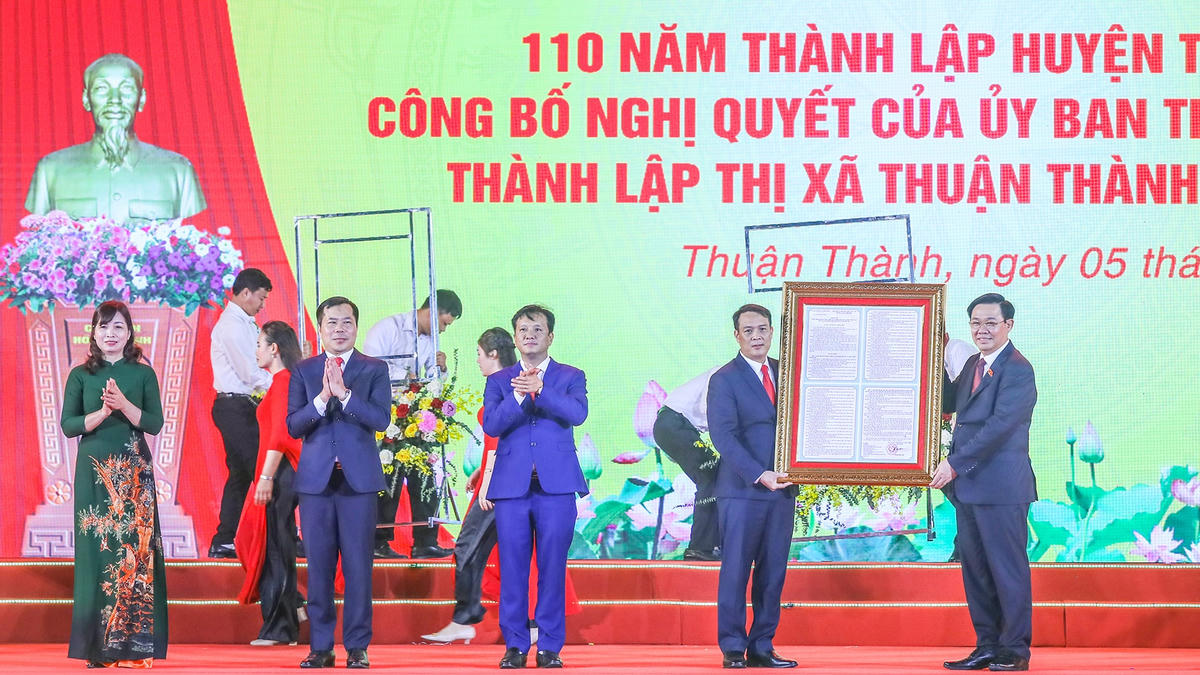 Chủ tịch Quốc hội Vương Đình Huệ trao Nghị quyết của Ủy ban Thường vụ Quốc hội cho Đảng bộ, chính quyền Thuận Thành về việc thành lập thị xã và các phường thuộc thị xã Thuận Thành.