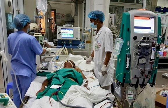 Bệnh nhân mắc liên cầu lợn thể nhiễm trùng huyết được điều trị tại Bệnh viện Nhiệt đới trung ương. Ảnh: TL.