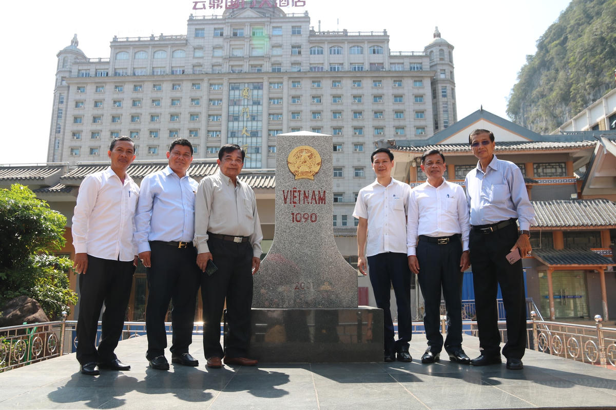 Đoàn đại biểu cấp cao Hội đồng Quốc gia Mặt trận Đoàn kết Phát triển Tổ quốc Campuchia thăm Cửa khẩu Tân Thanh.