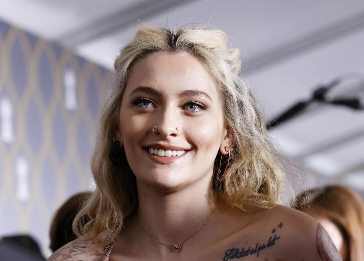 Cô con gái rượu của "ông hoàng nhạc Pop" Michael Jackson - Paris Jackson đặt chân thảm đỏ. MJ the Musical là một ứng cử viên lớn của năm nay, giành đề cử 10 giải Tony. Ảnh: John Angelillo / UPI / REX / Shutterstock.