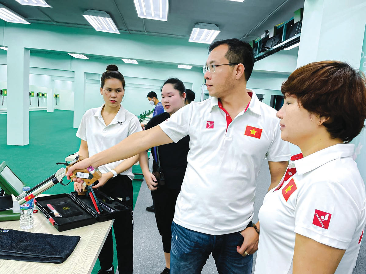 Tại trường bắn 10 mét súng ngắn hơi, các vận động viên luyện tập chăm chỉ với sự giám sát và chỉ dẫn của HLV Hoàng Xuân Vinh.  