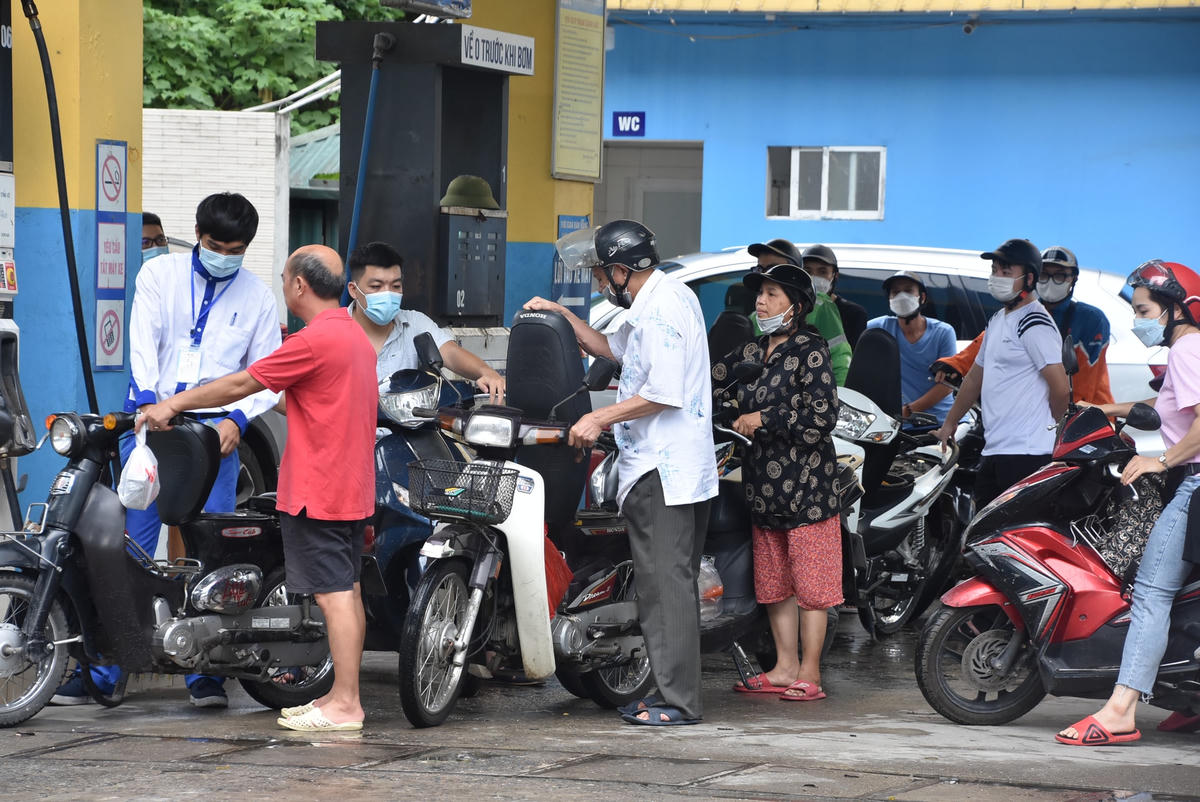 Sau điều chỉnh, giá xăng E5 RON 92 về 25.070 đồng (giảm 2.710 đồng), xăng RON 95-III là 26.070 đồng (giảm 3.600 đồng) một lít. Như vậy, giá xăng đã giảm về mức hơn 25.000 đồng một lít. Đây là mức giảm mạnh nhất trong thời gian vừa qua.
