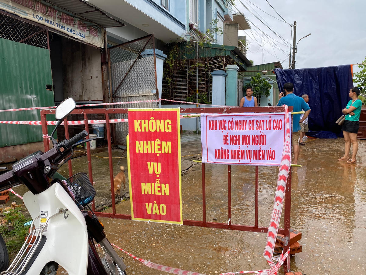 Nhiều người dân đã không cầm được nước mắt khi nhìn thấy ngôi nhà của mình thêm hư hại sau trận mưa bão.