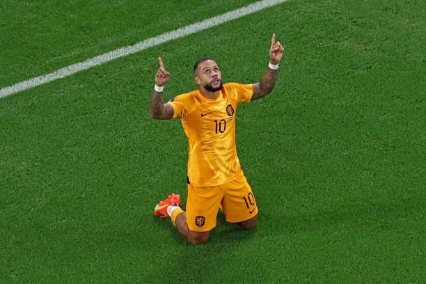 Depay ăn mừng bàn thắng.