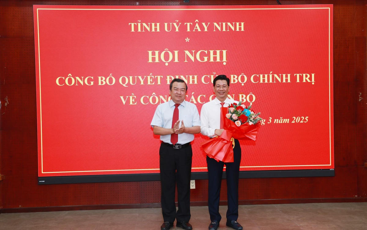 Thay mặt Ban Chấp hành Đảng bộ tỉnh, Phó Bí thư Thường trực Tỉnh ủy Phạm Hùng Thái tặng hoa chúc mừng Bí thư Tỉnh ủy Nguyễn Mạnh Hùng.