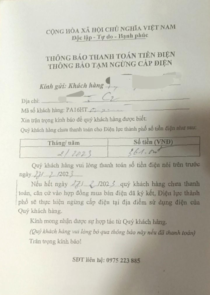Thông báo của nhân viên điện lực gửi đến các hộ chưa nộp tiền điện.
