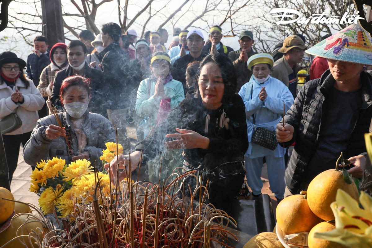 Gần vạn du khách hành hương về Yên Tử trong ngày khai hội