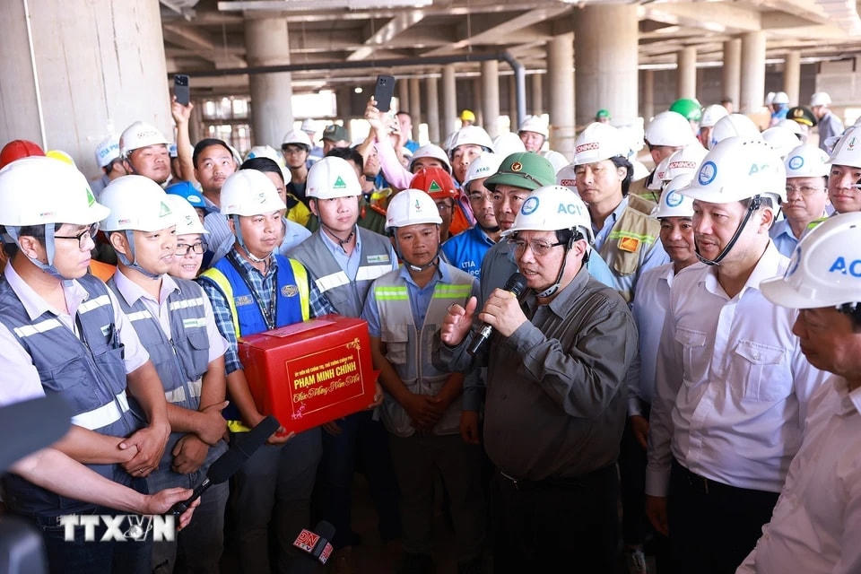 Thủ tướng Phạm Minh Chính chúc Tết và giao nhiệm vụ cho các đơn vị thi công sân bay Long Thành. (Ảnh: Dương Giang/TTXVN)