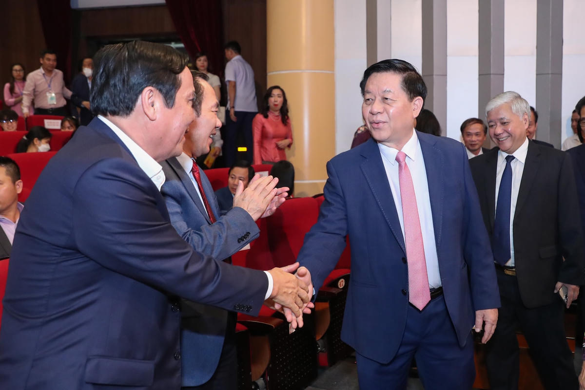  Ông Nguyễn Trọng Nghĩa, Bí thư Trung ương Đảng, Trưởng ban Tuyên giáo Trung ương bắt tay đại biểu tham dự Lễ trao giải.