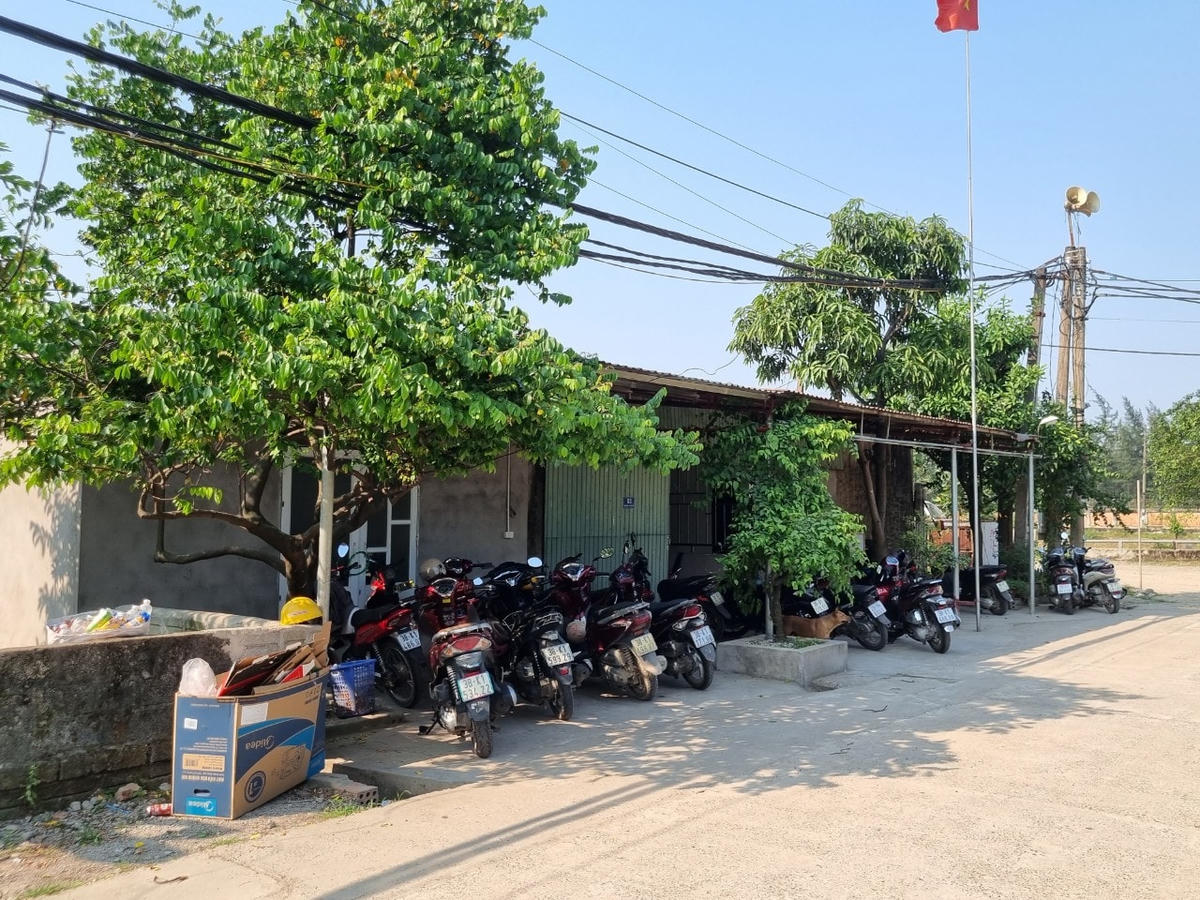 Địa điểm mới không hề treo bảng biển nhưng rất đông học sinh đang theo học.