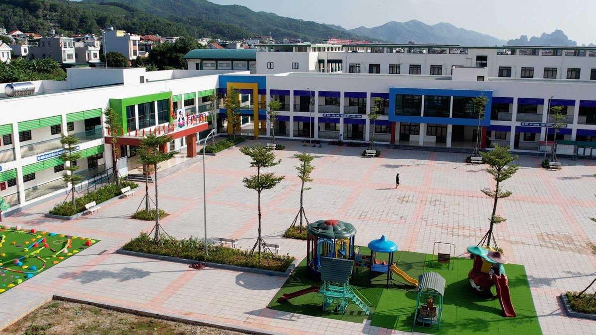 Trường mầm non thị trấn Cái Rồng được đầu tư xây dựng khang trang, đồng bộ và hiện đại. Ảnh: QMG.