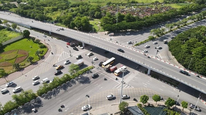 Nhằm bảo đảm an toàn và giảm ùn tắc, Hà Nội điều chỉnh tổ chức giao thông khu vực nút giao Cổ Linh - Huỳnh Tấn Phát và nút giao Huỳnh Tấn Phát - Nguyễn Văn Linh từ ngày 19/8. Ảnh minh họa.