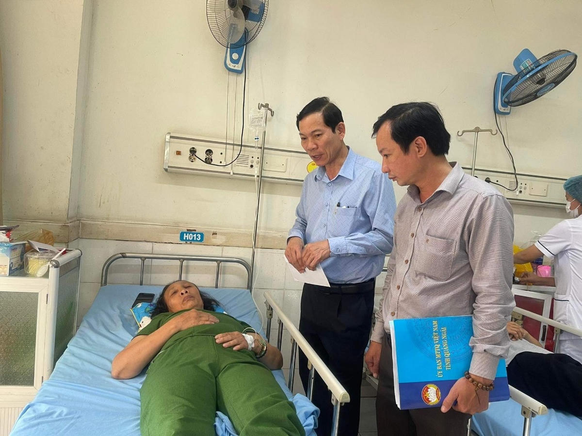 Ông Võ Thanh An (áo xanh) thăm hỏi, hỗ trợ cho những người bị thương trong vụ TNGT.