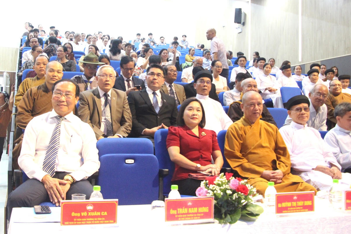 Các đại biểu tham dự buổi liên hoan văn nghệ.