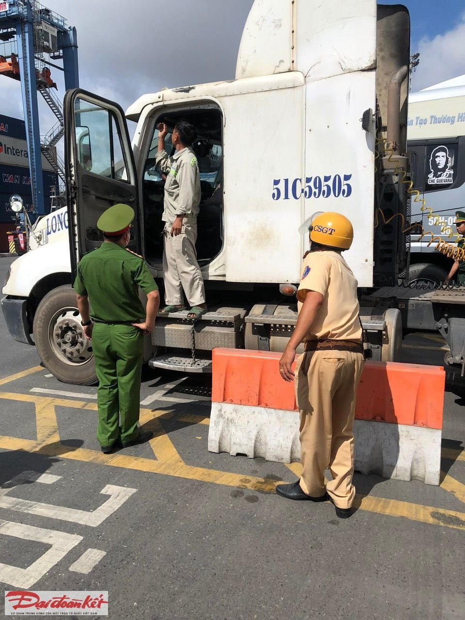 Công an và CSGT kiểm tra một tài xế xe container ra vào cụm cảng Cát Lái - Phú Hữu ngày 15/8. (Ảnh: T.Bình).