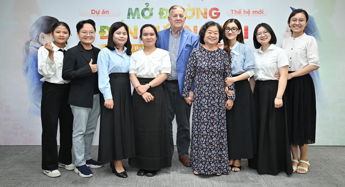 Các bạn nữ sinh dân tộc thiểu số giai đoạn 1&2 chụp hình cùng bà Trương Mỹ Hoa và ông Rad Kivette