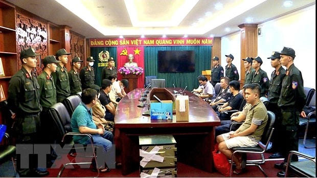Các đối tượng bị đưa về trụ sở Cơ quan Công an. Ảnh: TTXVN.