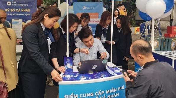 Người dân đăng ký chữ ký số cá nhân. Ảnh: PL/ Hanoimoi.