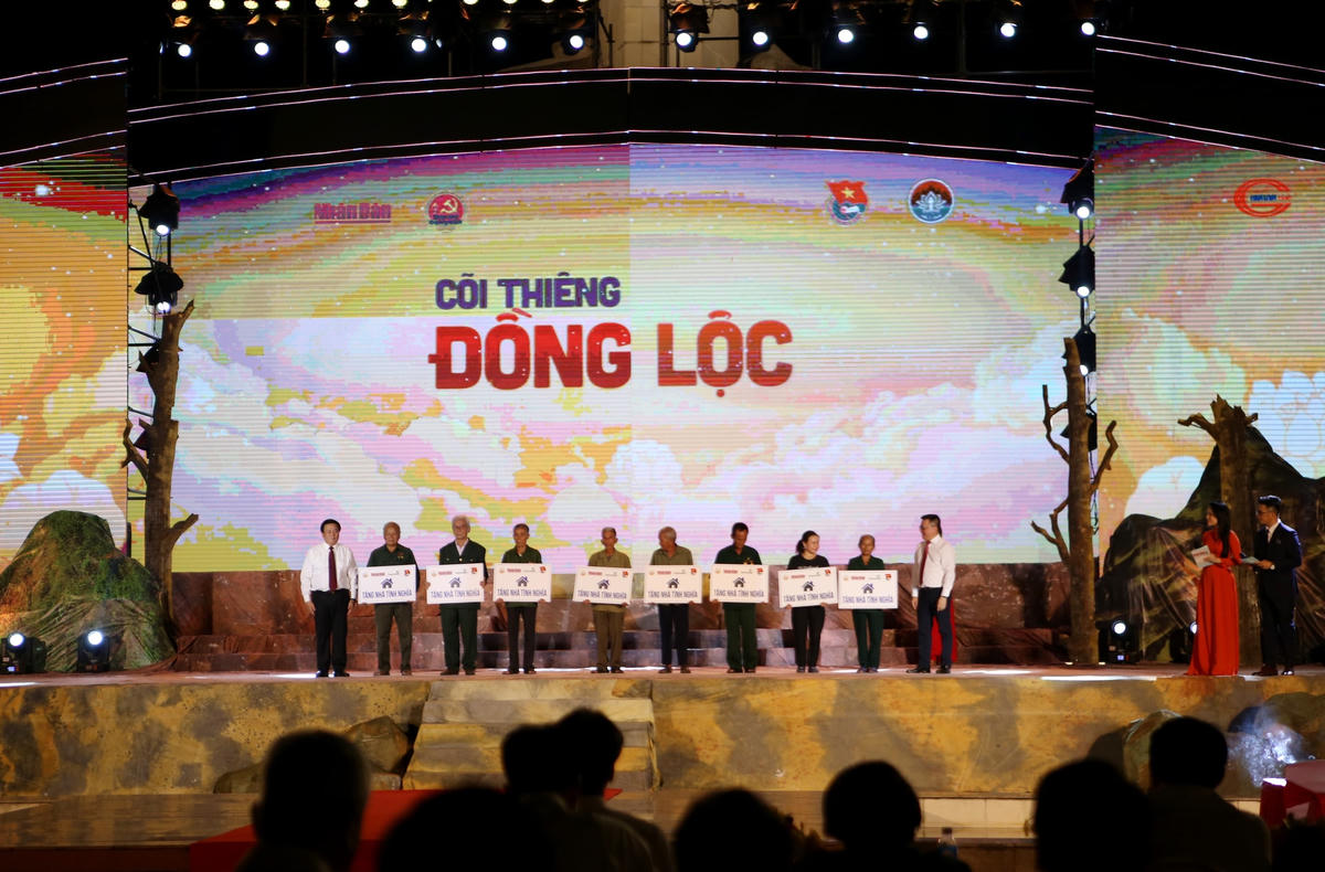Thông qua chương trình, ban tổ chức đã trao tặng 8 căn nhà, mỗi căn trị giá 100 triệu đồng cho các gia đình thân nhân liệt sĩ có hoàn cảnh đặc biệt khó khăn.