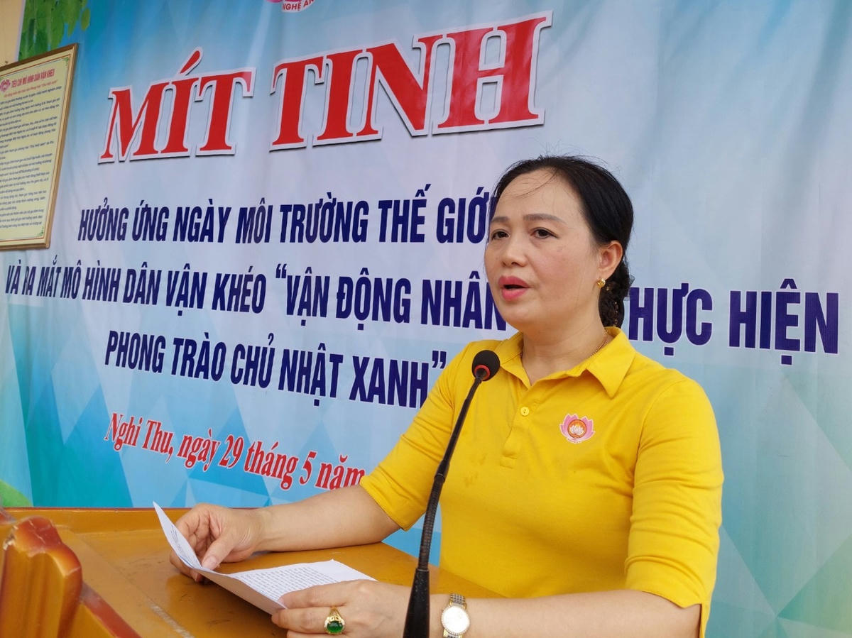Bà Nguyễn Thị Thu Hương, Phó Chủ tịch Ủy ban MTTQ Việt Nam tỉnh Nghệ An phát biểu tại buổi mít tinh Ngày môi trường thế giới và ra mặt mô hình Dân vận khéo.