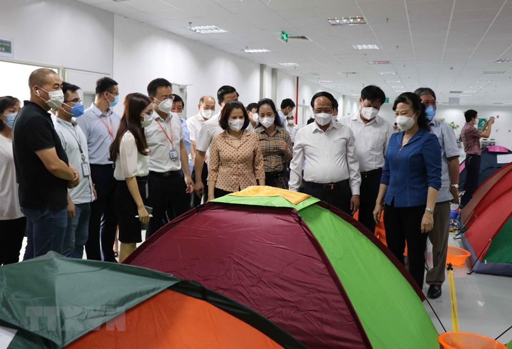 Phó Thủ tướng Lê Văn Thành kiểm tra khu lưu trú đảm bảo phòng, chống dịch Covid-19 của công nhân Công ty Trách nhiệm hữu hạn Goertek Vina, tại Khu công nghiệp Quế Võ, Bắc Ninh, chiều 2/6/2021. (Ảnh: Thái Hùng/TTXVN).
