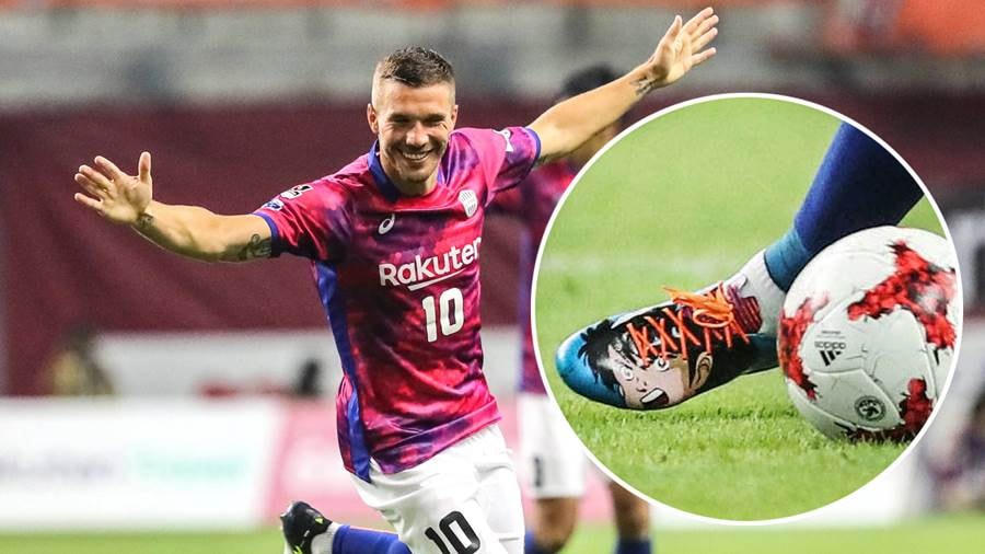 Lukas Podolski (Đức) sở hữu đôi giày in hình Tsubasa.