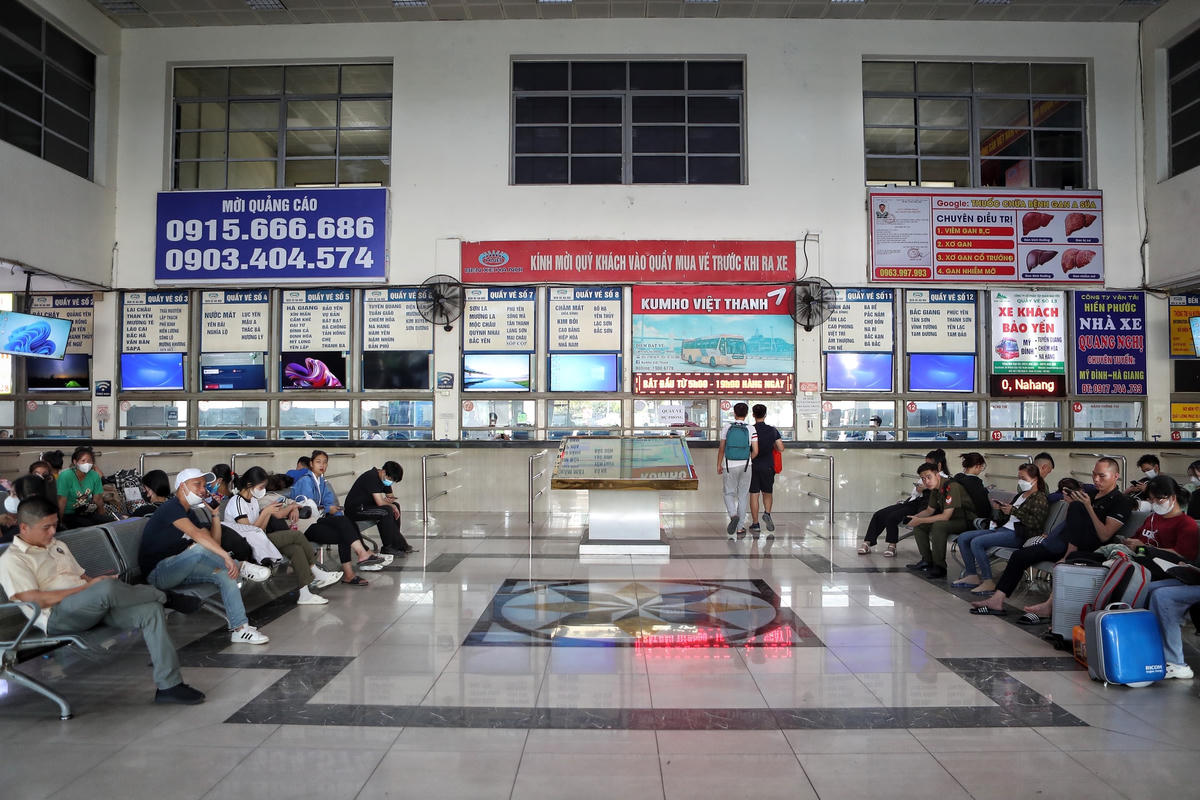 Tại bến xe Mỹ Đình hành khách ngồi chật kín khu vực chờ mua vé.
