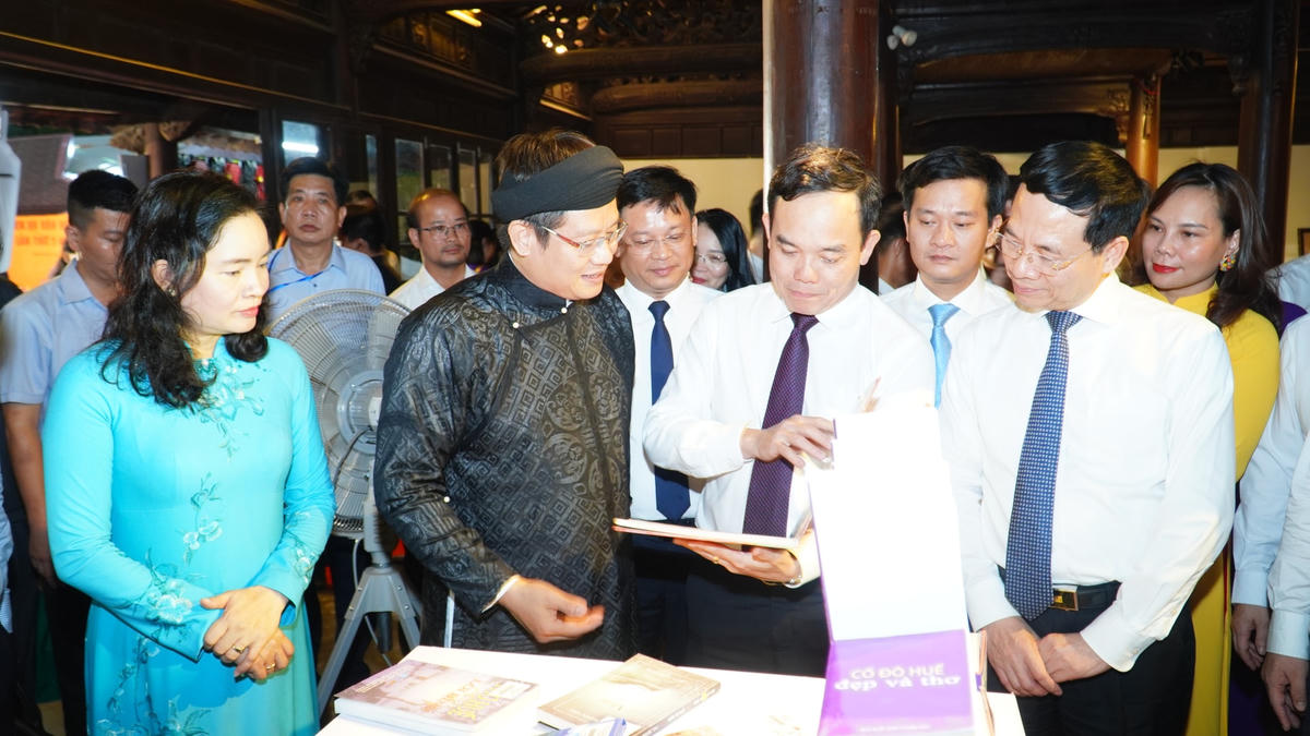 Phó Thủ tướng Trần Lưu Quang cùng các đại biểu tham quan không gian trưng bày sách tại Ngày Sách và Văn hoá đọc Việt Nam lần thứ 2.