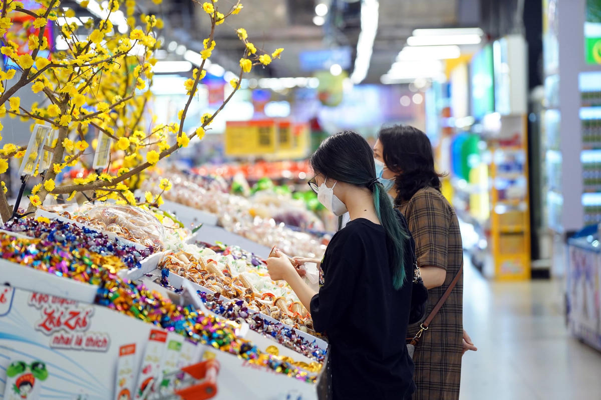 Người dân Hà Nội tới siêu thị sắm tết sớm.  