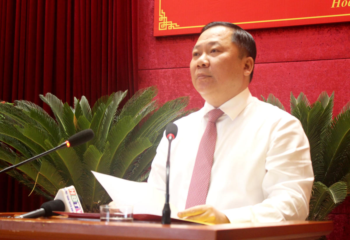 Ông Nguyễn Phi Long, Bí thư Tỉnh ủy Hòa Bình phát biểu tại Hội nghị.