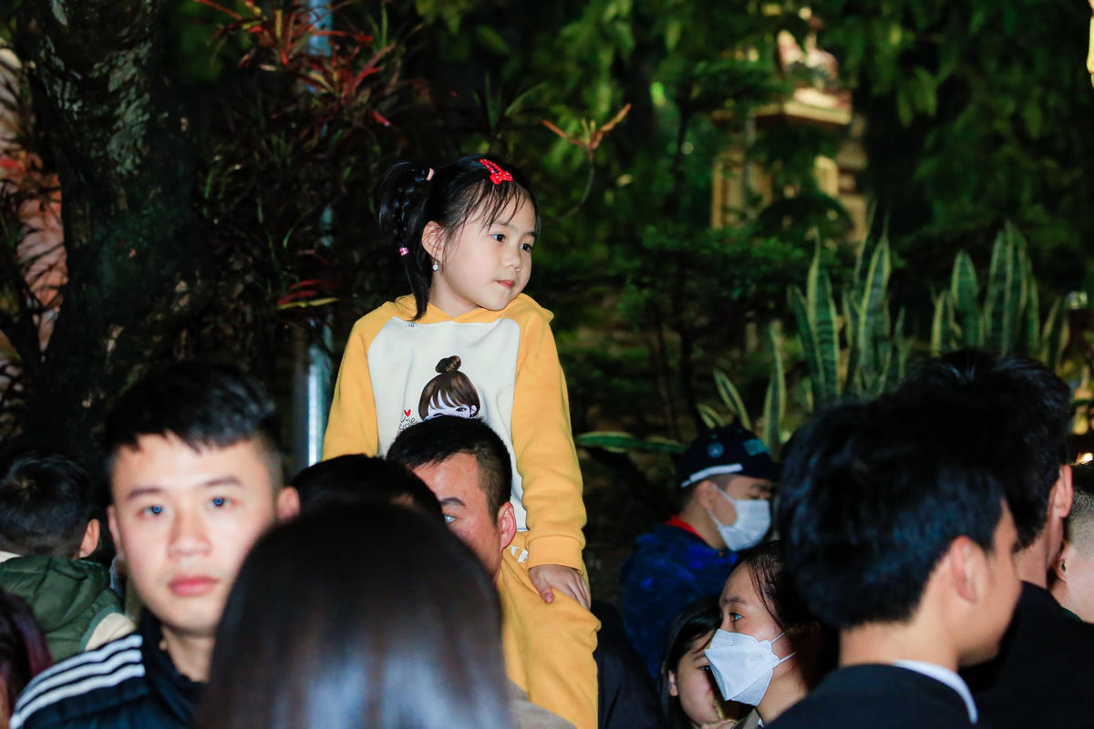 Không chỉ người lớn, mà các em nhỏ cũng rất thích được xem lễ rước các "ông lợn".