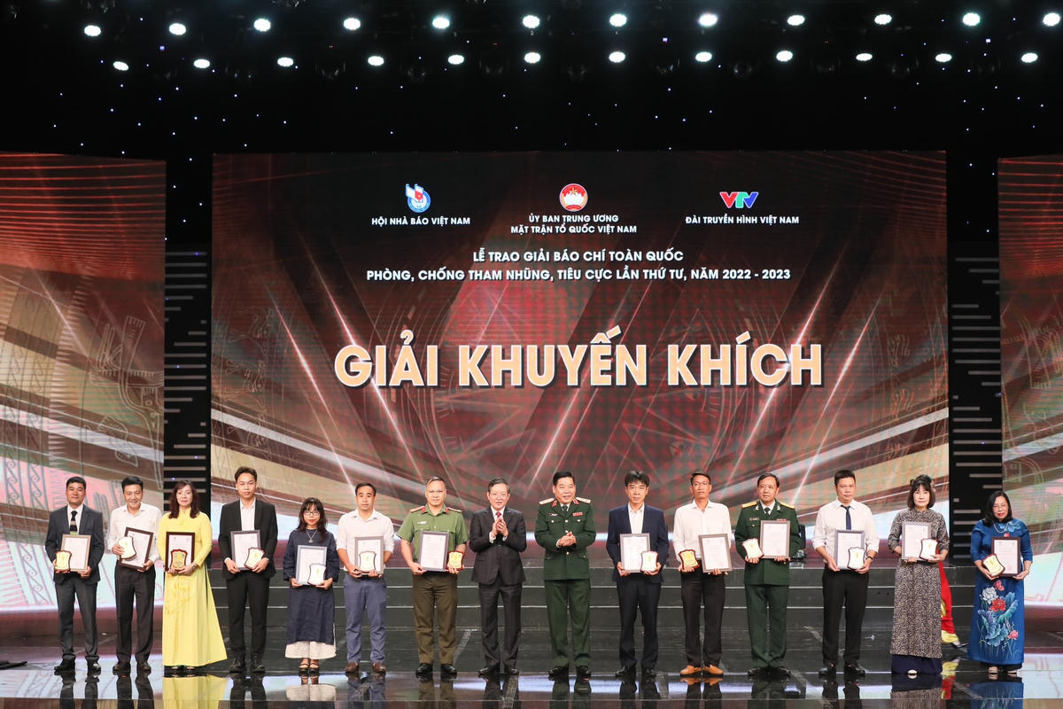 Chủ tịch Ban chấp hành Hội Nông dân Việt Nam Lương Quốc Đoàn và Trung tướng Nguyễn Văn Gấu, Phó Chủ nhiệm Tổng cục Chính trị Quân đội nhân dân Việt Nam trao Giải khuyến khích cho các tác giả, nhóm tác giả. Ảnh: Quang Vinh.