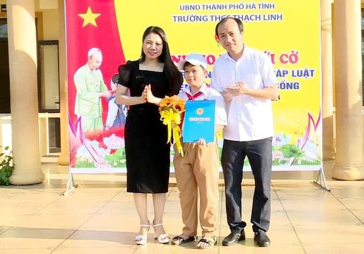 Lãnh đạo UBND TP Hà Tĩnh biểu dương, khen thưởng em Ngô Quang Đăng Khoa.