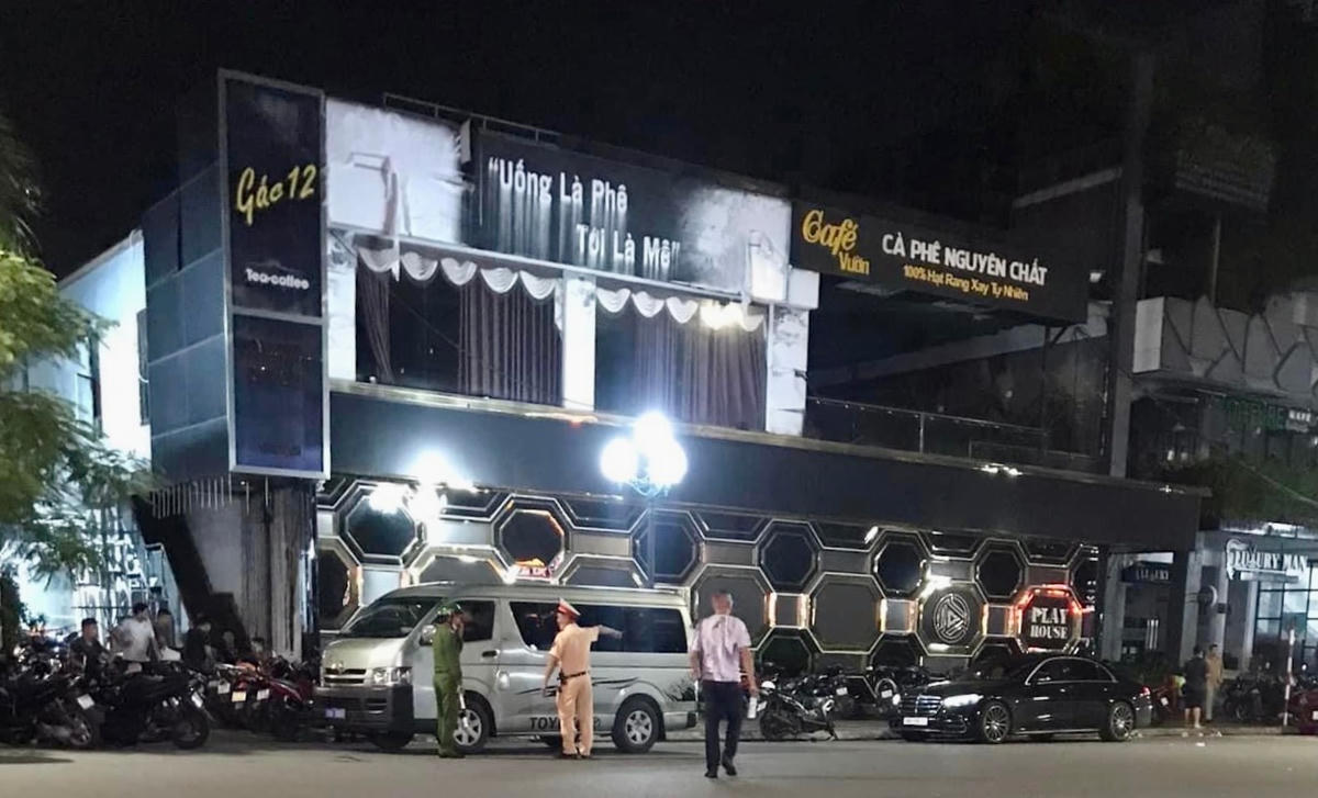 Lực lượng Công an TP Hải Phòng bảo vệ vòng ngoài để kiểm tra quán rượu Playhouse.