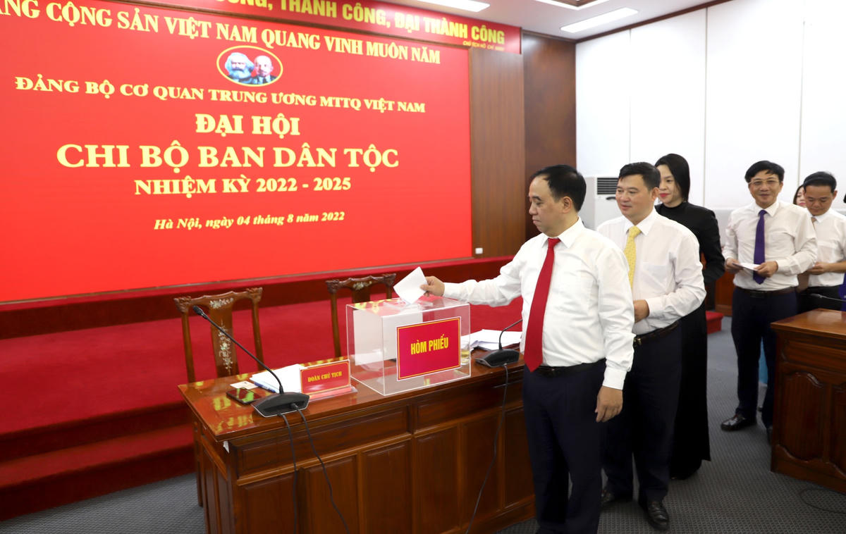 Nêu cao tinh thần đoàn kết trong chi bộ