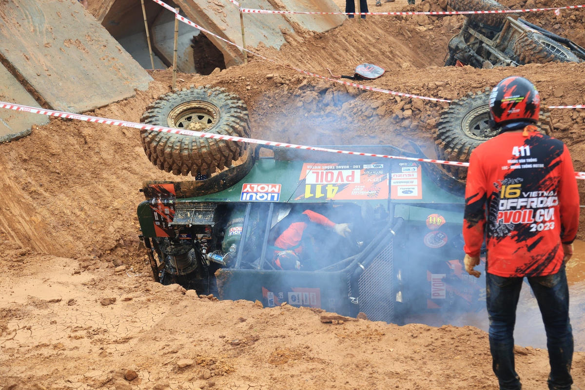 Cận cảnh đua xe ô tô địa hình mạo hiểm ở Hà Nội