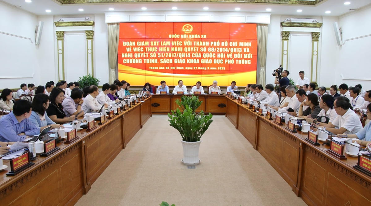 Quang cảnh buổi làm việc của đoàn giám sát.